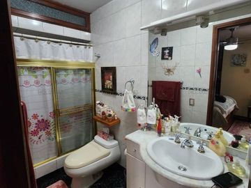 Vendo linda casa conservada de 3 pisos en condominio