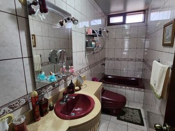Vendo linda casa conservada de 3 pisos en condominio