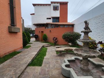 Vendo linda casa conservada de 3 pisos en condominio