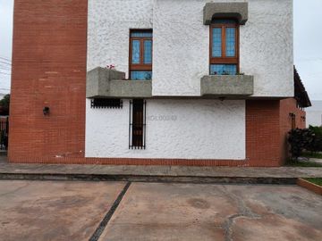 Vendo linda casa conservada de 3 pisos en condominio