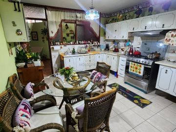 Vendo linda casa conservada de 3 pisos en condominio