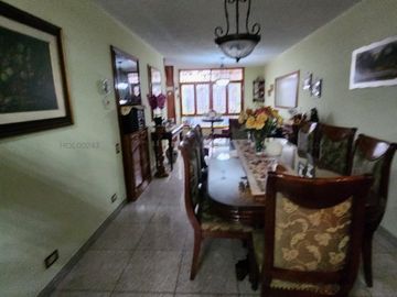 Vendo linda casa conservada de 3 pisos en condominio