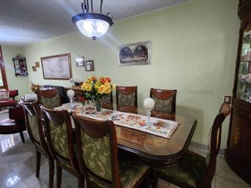 Vendo linda casa conservada de 3 pisos en condominio