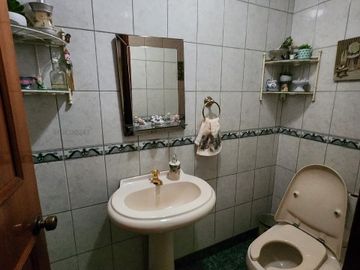 Vendo linda casa conservada de 3 pisos en condominio