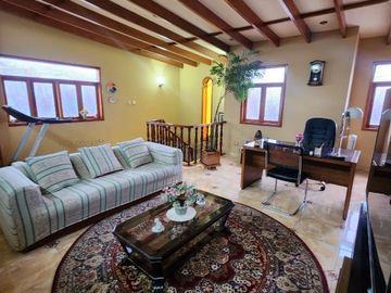 Vendo linda casa conservada de 3 pisos en condominio