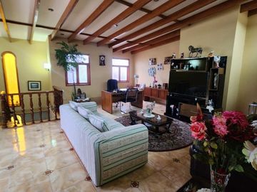 Vendo linda casa conservada de 3 pisos en condominio