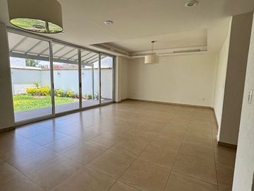OPORTUNIDAD EN PRIVADA QUINTA LA LABORCILLA AMPLIA CASA EN EL LUGAR MÁS CENTRICO Y BONITO DE QUERÉTARO $8,700,000  4 4 2 1 4 8  8 3 1 8