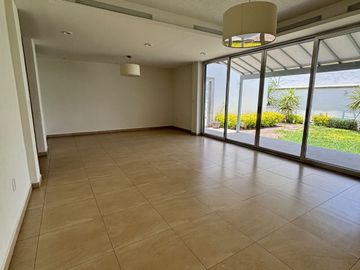 OPORTUNIDAD EN PRIVADA QUINTA LA LABORCILLA AMPLIA CASA EN EL LUGAR MÁS CENTRICO Y BONITO DE QUERÉTARO $8,700,000  4 4 2 1 4 8  8 3 1 8