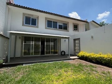 OPORTUNIDAD EN PRIVADA QUINTA LA LABORCILLA AMPLIA CASA EN EL LUGAR MÁS CENTRICO Y BONITO DE QUERÉTARO $8,700,000  4 4 2 1 4 8  8 3 1 8
