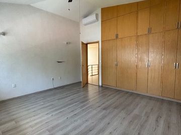OPORTUNIDAD EN PRIVADA QUINTA LA LABORCILLA AMPLIA CASA EN EL LUGAR MÁS CENTRICO Y BONITO DE QUERÉTARO $8,700,000  4 4 2 1 4 8  8 3 1 8