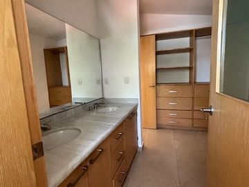 OPORTUNIDAD EN PRIVADA QUINTA LA LABORCILLA AMPLIA CASA EN EL LUGAR MÁS CENTRICO Y BONITO DE QUERÉTARO $8,700,000  4 4 2 1 4 8  8 3 1 8
