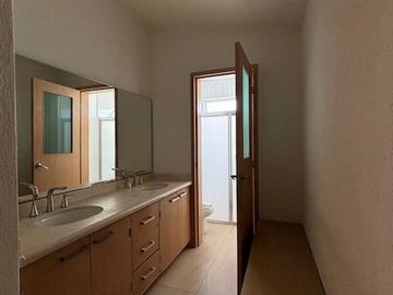 OPORTUNIDAD EN PRIVADA QUINTA LA LABORCILLA AMPLIA CASA EN EL LUGAR MÁS CENTRICO Y BONITO DE QUERÉTARO $8,700,000  4 4 2 1 4 8  8 3 1 8