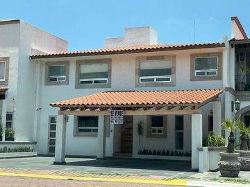 OPORTUNIDAD EN PRIVADA QUINTA LA LABORCILLA AMPLIA CASA EN EL LUGAR MÁS CENTRICO Y BONITO DE QUERÉTARO $8,700,000  4 4 2 1 4 8  8 3 1 8