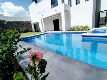 Casa sola con alberca en fracc. Granjas Mérida de Temixco