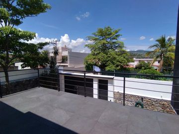 Casa sola con alberca en fracc. Granjas Mérida de Temixco