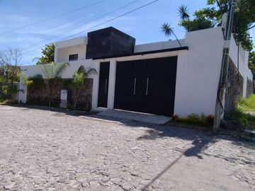 Casa sola con alberca en fracc. Granjas Mérida de Temixco