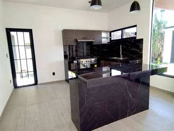 Casa sola con alberca en fracc. Granjas Mérida de Temixco