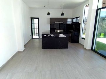 Casa sola con alberca en fracc. Granjas Mérida de Temixco