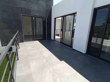 Casa sola con alberca en fracc. Granjas Mérida de Temixco