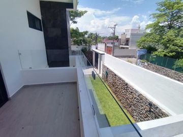 Casa sola con alberca en fracc. Granjas Mérida de Temixco