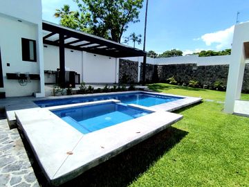 Casa sola con alberca en fracc. Granjas Mérida de Temixco