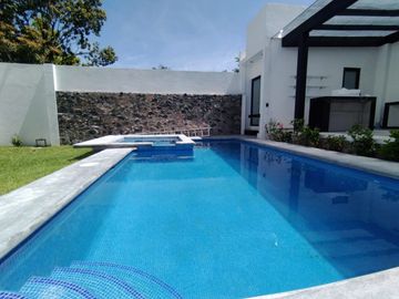 Casa sola con alberca en fracc. Granjas Mérida de Temixco