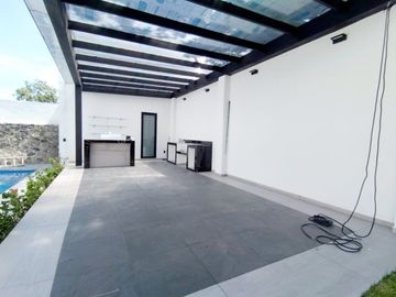 Casa sola con alberca en fracc. Granjas Mérida de Temixco