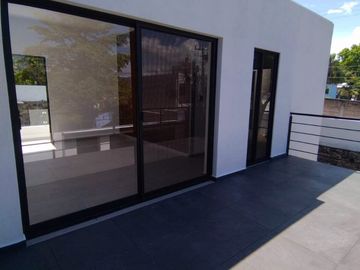 Casa sola con alberca en fracc. Granjas Mérida de Temixco