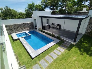 Casa sola con alberca en fracc. Granjas Mérida de Temixco