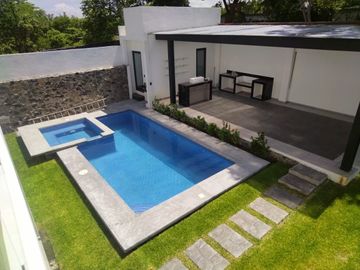 Casa sola con alberca en fracc. Granjas Mérida de Temixco