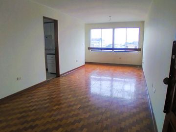 OCASIÓN!! SE VENDE LINDO Y FUNCIONAL DEPARTAMENTO 72 M² + AIRES EDIFICIO FRENTE A PARQUE EN URB. HIGUERETA