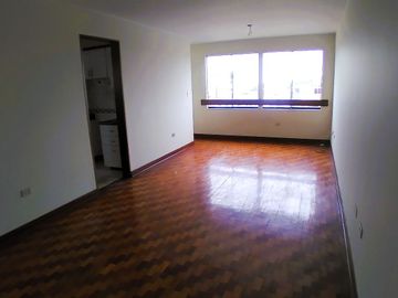 OCASIÓN!! SE VENDE LINDO Y FUNCIONAL DEPARTAMENTO 72 M² + AIRES EDIFICIO FRENTE A PARQUE EN URB. HIGUERETA