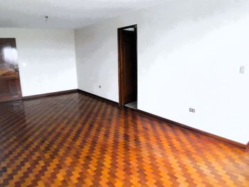 OCASIÓN!! SE VENDE LINDO Y FUNCIONAL DEPARTAMENTO 72 M² + AIRES EDIFICIO FRENTE A PARQUE EN URB. HIGUERETA
