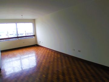 OCASIÓN!! SE VENDE LINDO Y FUNCIONAL DEPARTAMENTO 72 M² + AIRES EDIFICIO FRENTE A PARQUE EN URB. HIGUERETA
