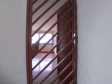 OCASIÓN!! SE VENDE LINDO Y FUNCIONAL DEPARTAMENTO 72 M² + AIRES EDIFICIO FRENTE A PARQUE EN URB. HIGUERETA