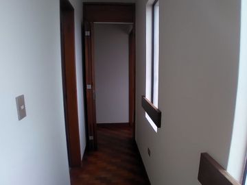 OCASIÓN!! SE VENDE LINDO Y FUNCIONAL DEPARTAMENTO 72 M² + AIRES EDIFICIO FRENTE A PARQUE EN URB. HIGUERETA