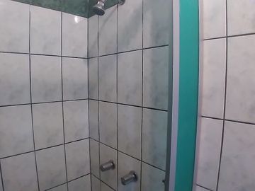 OCASIÓN!! SE VENDE LINDO Y FUNCIONAL DEPARTAMENTO 72 M² + AIRES EDIFICIO FRENTE A PARQUE EN URB. HIGUERETA