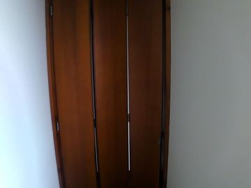 OCASIÓN!! SE VENDE LINDO Y FUNCIONAL DEPARTAMENTO 72 M² + AIRES EDIFICIO FRENTE A PARQUE EN URB. HIGUERETA