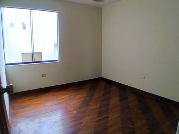OCASIÓN!! SE VENDE LINDO Y FUNCIONAL DEPARTAMENTO 72 M² + AIRES EDIFICIO FRENTE A PARQUE EN URB. HIGUERETA