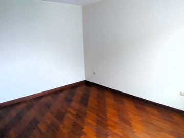 OCASIÓN!! SE VENDE LINDO Y FUNCIONAL DEPARTAMENTO 72 M² + AIRES EDIFICIO FRENTE A PARQUE EN URB. HIGUERETA
