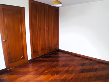 OCASIÓN!! SE VENDE LINDO Y FUNCIONAL DEPARTAMENTO 72 M² + AIRES EDIFICIO FRENTE A PARQUE EN URB. HIGUERETA