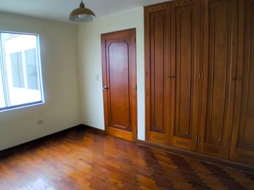OCASIÓN!! SE VENDE LINDO Y FUNCIONAL DEPARTAMENTO 72 M² + AIRES EDIFICIO FRENTE A PARQUE EN URB. HIGUERETA