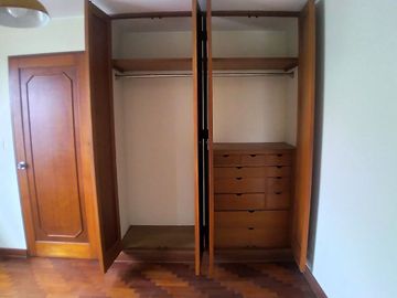 OCASIÓN!! SE VENDE LINDO Y FUNCIONAL DEPARTAMENTO 72 M² + AIRES EDIFICIO FRENTE A PARQUE EN URB. HIGUERETA