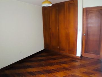 OCASIÓN!! SE VENDE LINDO Y FUNCIONAL DEPARTAMENTO 72 M² + AIRES EDIFICIO FRENTE A PARQUE EN URB. HIGUERETA