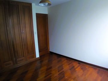 OCASIÓN!! SE VENDE LINDO Y FUNCIONAL DEPARTAMENTO 72 M² + AIRES EDIFICIO FRENTE A PARQUE EN URB. HIGUERETA