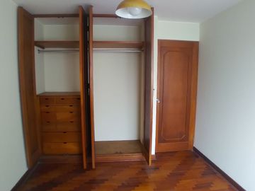 OCASIÓN!! SE VENDE LINDO Y FUNCIONAL DEPARTAMENTO 72 M² + AIRES EDIFICIO FRENTE A PARQUE EN URB. HIGUERETA