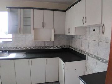 OCASIÓN!! SE VENDE LINDO Y FUNCIONAL DEPARTAMENTO 72 M² + AIRES EDIFICIO FRENTE A PARQUE EN URB. HIGUERETA