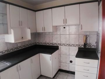 OCASIÓN!! SE VENDE LINDO Y FUNCIONAL DEPARTAMENTO 72 M² + AIRES EDIFICIO FRENTE A PARQUE EN URB. HIGUERETA