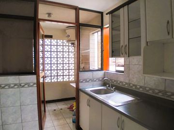 OCASIÓN!! SE VENDE LINDO Y FUNCIONAL DEPARTAMENTO 72 M² + AIRES EDIFICIO FRENTE A PARQUE EN URB. HIGUERETA
