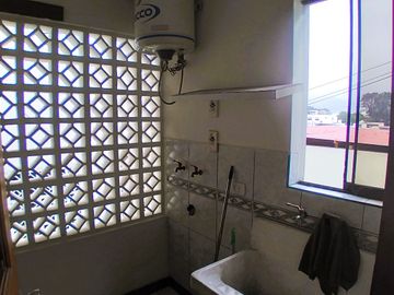 OCASIÓN!! SE VENDE LINDO Y FUNCIONAL DEPARTAMENTO 72 M² + AIRES EDIFICIO FRENTE A PARQUE EN URB. HIGUERETA